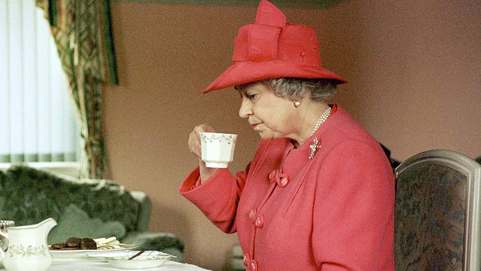 Nữ Hoàng Anh Elizabeth đệ nhị bên tách trà chiều